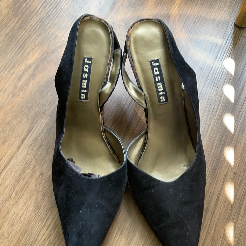 Black suede shoes with leopard print heel